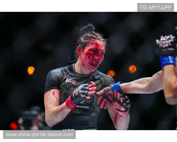 UFC赛场现尴尬一幕:重量级选手巴内特短裤滑落,缠斗瞬间变-社死现场-